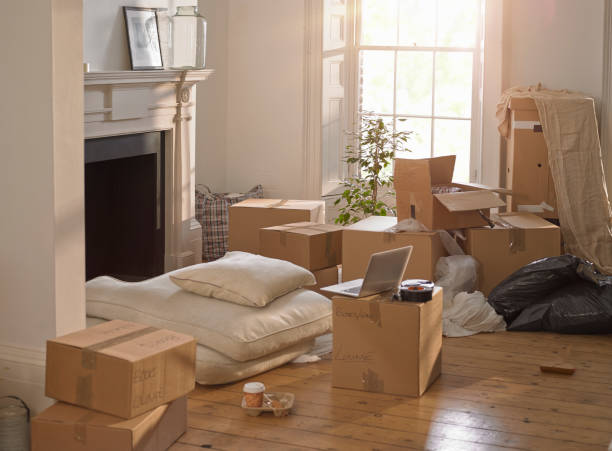 Salon encombré de cartons de déménagement avant la vente d'une maison