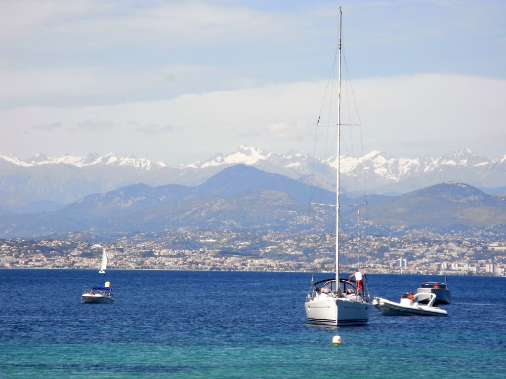 Bateaux sur la mer Méditerranée dans le Sud de la France