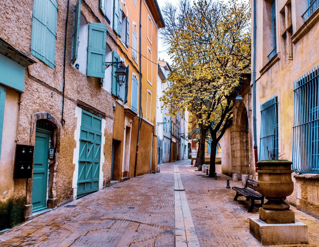 Rue pavée typique de la Provence